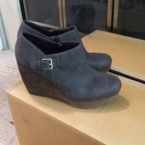 Dr. scholls memory foam booties. Awesome color